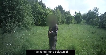 Rzucił się na policjantów z widłami. Do sieci trafiło nagranie