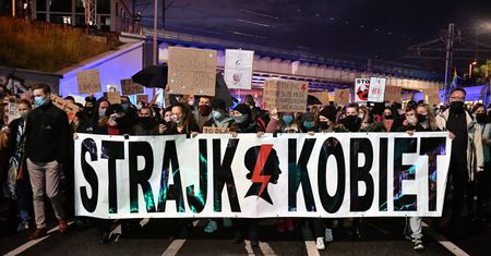 Strajk kobiet. Nauczyciele oburzeni listem Dolnośląskiego Kuratora Oświaty. "To ewidentna groźba"
