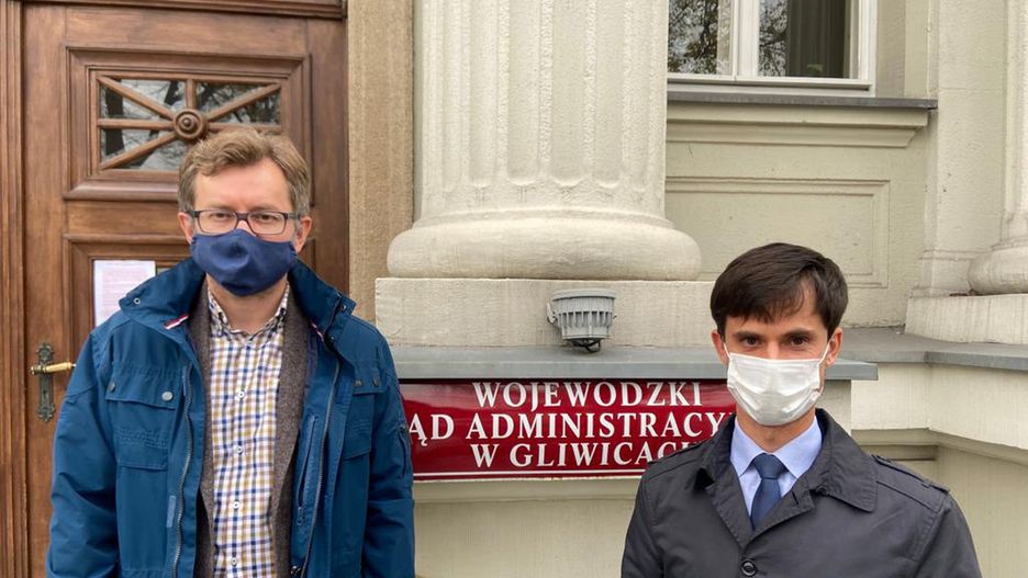 Katowicki radny Patryk Białas (z prawej) wygrał przed sądem.