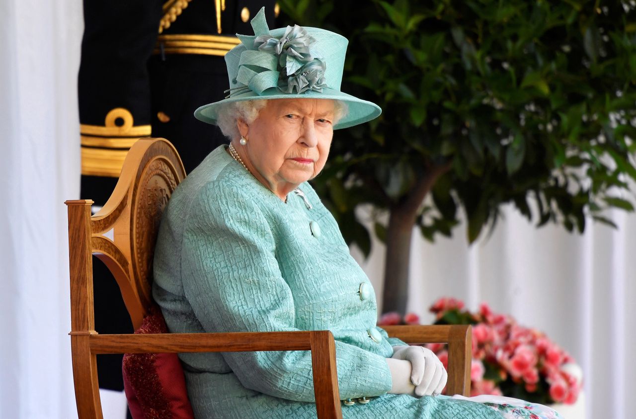 Królowa Elżbieta II jako pierwsza monarchini w Wielkiej Brytanii obejrzała swój obraz przez Zoom