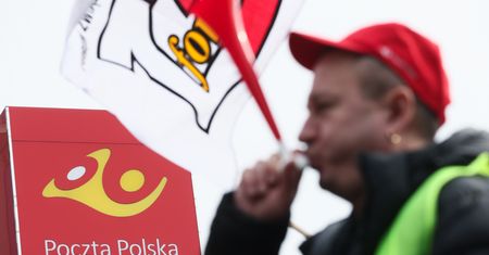 Zmiany w Poczcie Polskiej. Zamrożono program odejść i zwolnień