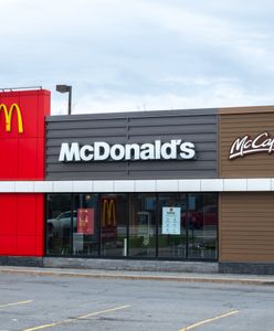 Broń w WC w McDonald's. Policjant ma problemy