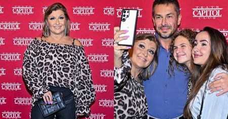 Katarzyna Skrzynecka tryska radością na kolejnej ściance. Zabrała męża, córkę i 28-letnią pasierbicę do teatru