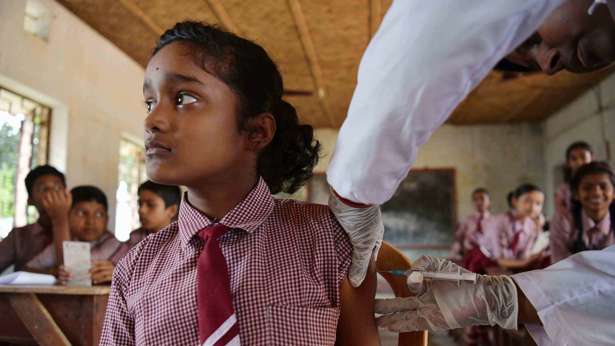 Temporary
(220705) -- AGARTALA, July 5, 2022 (Xinhua) -- A medical worker administers a dose of COVID-19 vaccine to a student in a school on the outskirts of Agartala, India, July 5, 2022. (Str/Xinhua)
STR