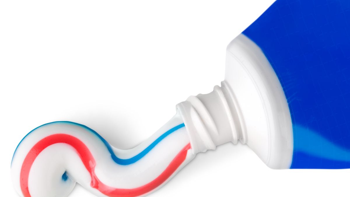 Dlaczego pasta do zębów ma kolorowe paski?