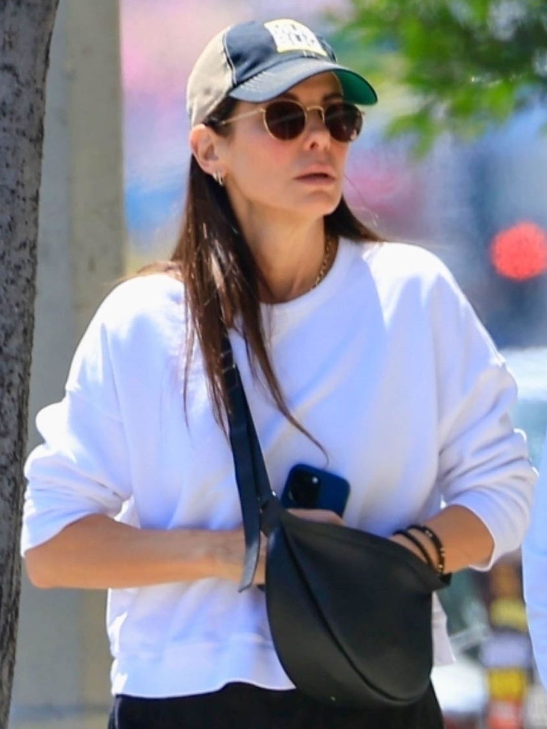 Sandra Bullock na spacerze