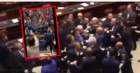 Bójka we włoskim parlamencie. A zaczęło się tak niewinnie