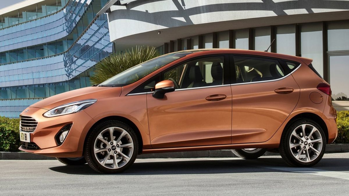 Nowa Fiesta Titanium jest najbliższa standardowej odmianie, ponieważ jest to po prostu najbogatsza wersja wyposażenia tego modelu. Charakteryzuje się eleganckim, chromowanym wykończeniem nadwozia oraz aluminiowymi obręczami kół o specjalnie przygotowanym, równie eleganckim wzorze.