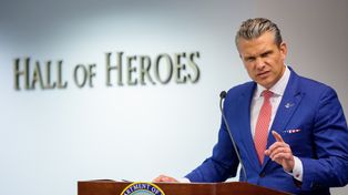 Hegseth pod ostrzałem. "Pentagon pędzi w kierunku wykolejenia"
