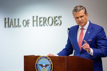 Hegseth pod ostrzałem. "Pentagon pędzi w kierunku wykolejenia"