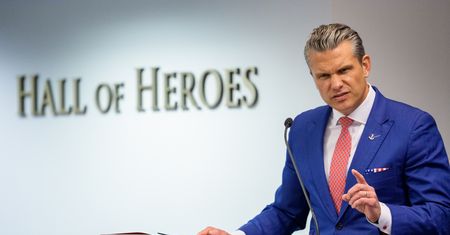 Hegseth pod ostrzałem. "Pentagon pędzi w kierunku wykolejenia"