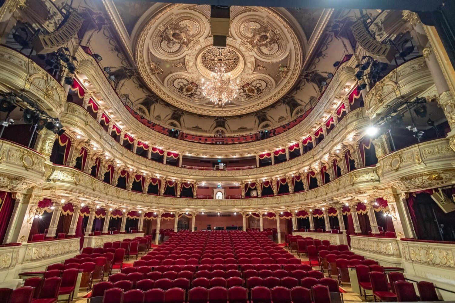 Aby zbudować teatr, trzeba było jednak wyburzyć stojącą tu średniowieczną zabudowę zakonu duchaków wraz z kościołem. Ten pomysł podzielił krakowian