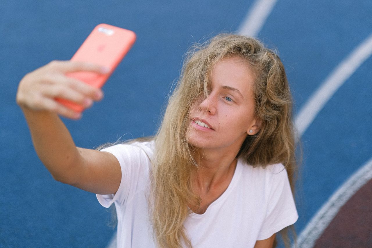CIałe robienie selfie podkreśla wagę social mediów w życiu młodych dorosłych.