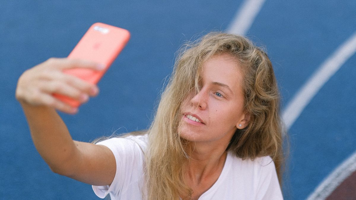 CIałe robienie selfie podkreśla wagę social mediów w życiu młodych dorosłych.