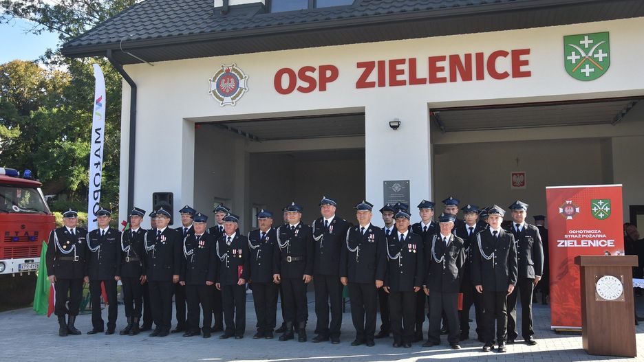 Druhowie z Zielenic pod swoją nową remizą