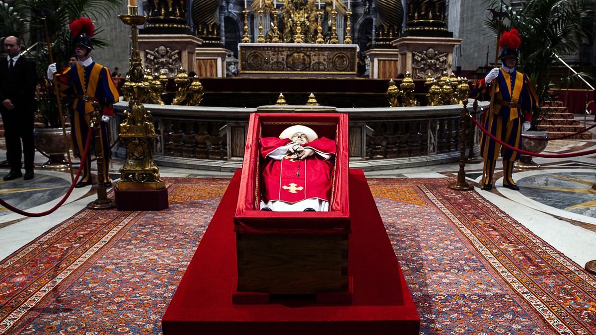 Pope Francis' body lies in state inside St. Peter's Basilica ahead of funeral
epa12049735 The body of Pope Francis lies in state inside Saint Peter's Basilica, in Vatican City, 23 April 2025. Faithful and well-wishers will be able to pay their respects to Pope Francis, who died on 21 April 2025, aged 88, until his funeral on 26 April in the plaza in front of the basilica.  EPA/ANGELO CARCONI 
Dostawca: PAP/EPA.
ANGELO CARCONI
Pope Francis, coffin, basilica, death