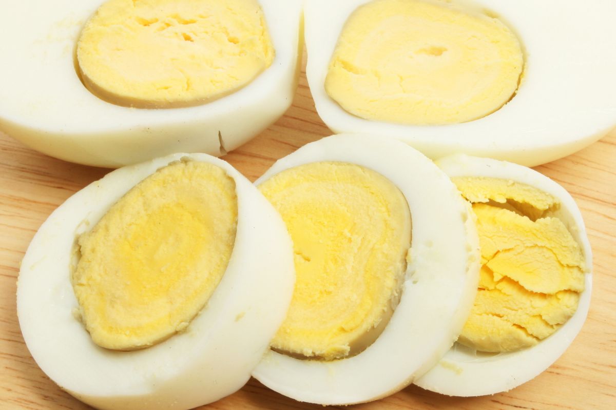 How to avoid dark rings around yolks when boiling eggs