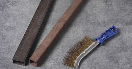 Jak usunąć rdzę z metalu? Prosty i niezawodny sposób