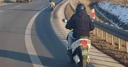 Jechali skuterami po autostradzie. Eskortowała ich policja