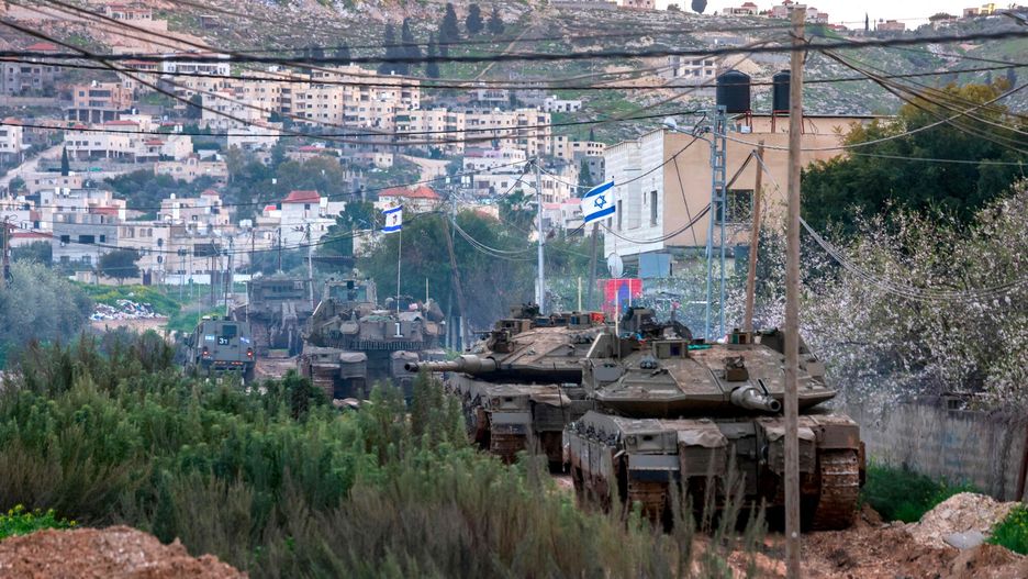 Archiwum zagraniczne East News 2025-02
Israel tanks and bulldozers take positions in the Jenin camp for Palestinian refugees, in the occupied West Bank, on February 23, 2025. Israel on February 23 said troops would stay in West Bank refugee camps for the coming year, announcing expanded military operations including tank deployments, after the displacement of tens of thousands of Palestinians. (Photo by Jaafar ASHTIYEH / AFP)
JAAFAR ASHTIYEH