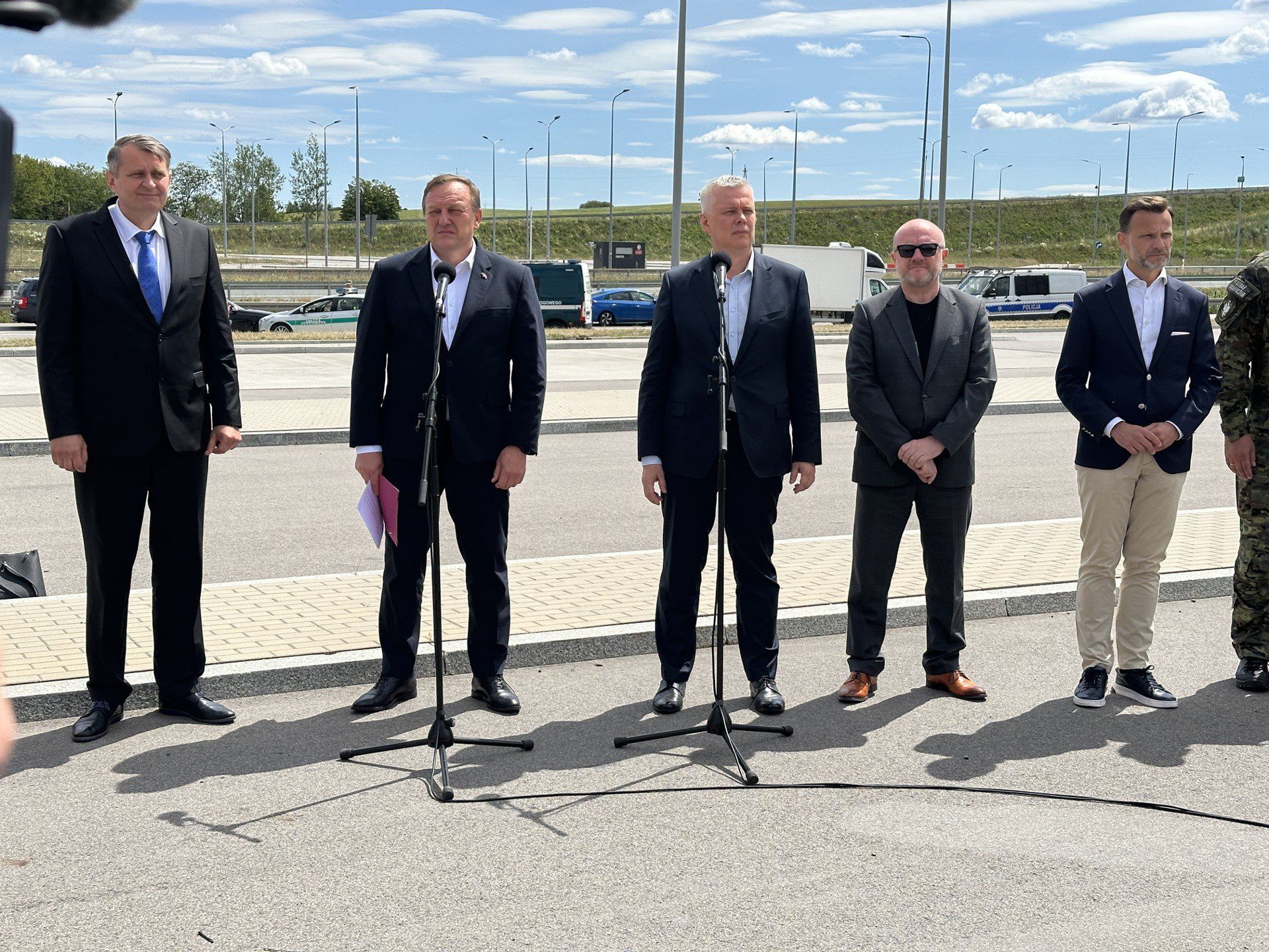 Tomasz Siemoniak, minister spraw wewnętrznych i administracji na granicy polsko-litewskiej w Budzisku