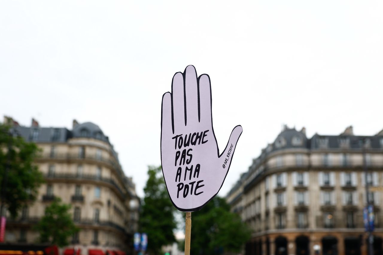 A protester holds a placard reading 'don't touch my friend' during a rally against antisemitism in Paris, France, 20 June 2024. Hundreds protesters gathered against antisemitism after an alleged rape of a 12-year-old Jewish girl in Courbevoie, a suburb of Paris. EPA/Mohammed Badra Dostawca: PAP/EPA.