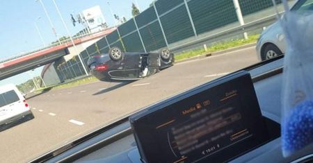 Nieostrożna zmiana pasa ruchu, zderzenie i dachowanie