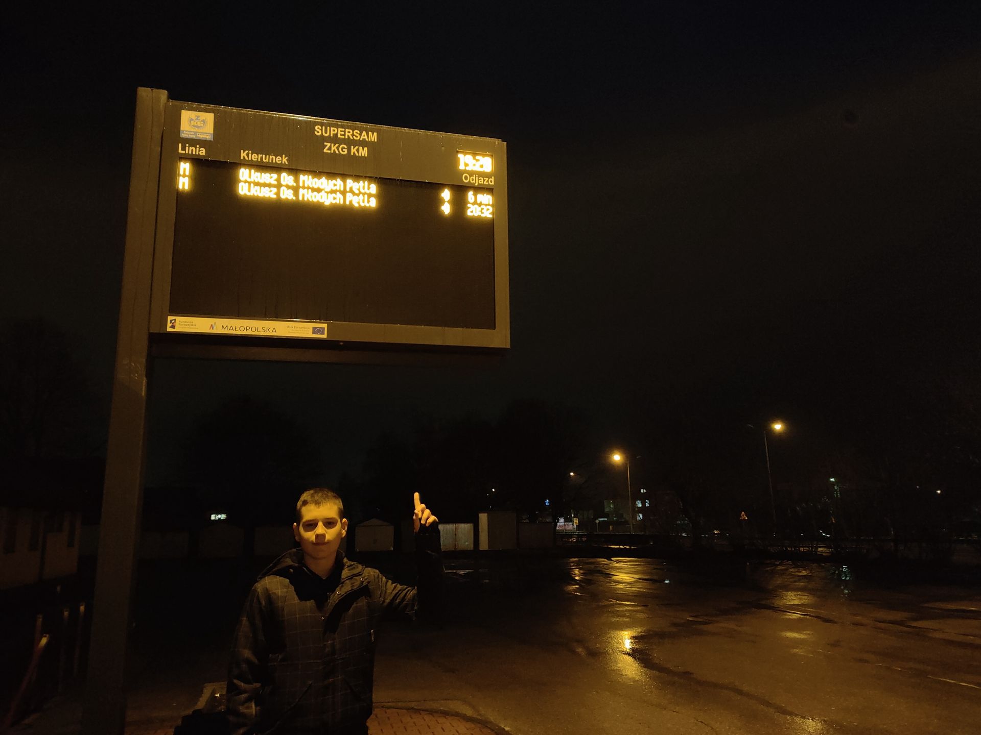 - Dzięki środkom UE mamy wyświetlacze informujące o godzinie odjazdu - mówi Kacper