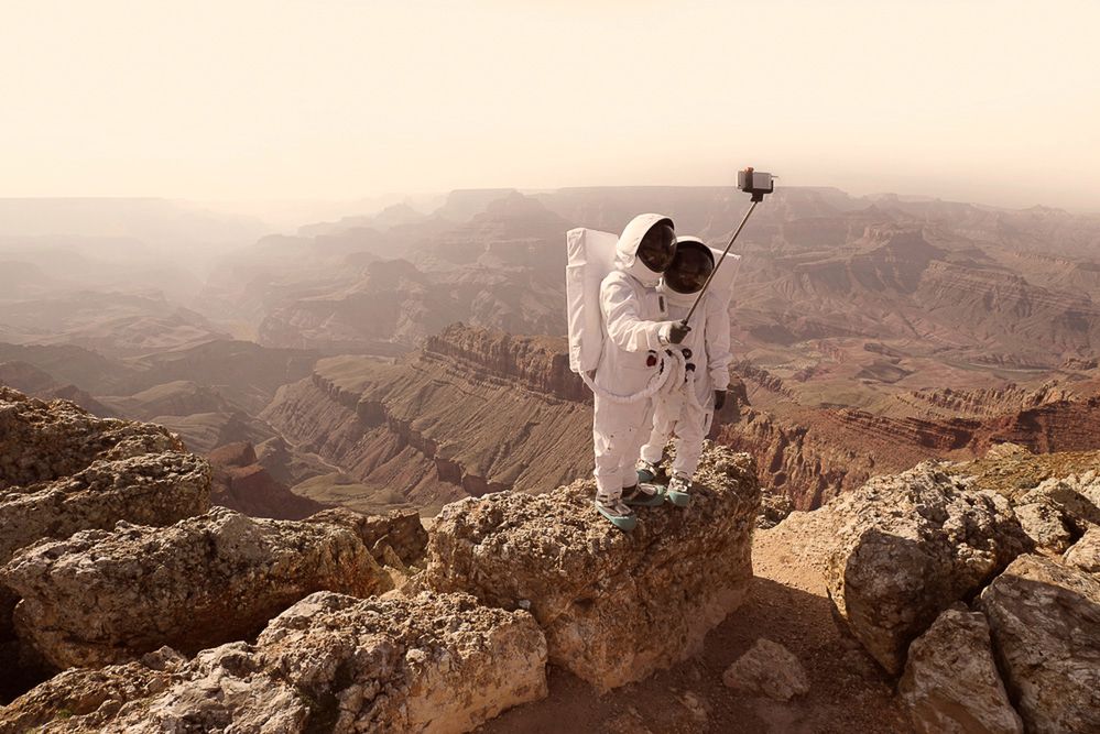 Fotograf pisze w opisie do projektu „Greetings From Mars” (Pozdrowienia z Marsa): “(…) możemy sobie wyobrazić, że za mniej niż 50 lat ludzie będą chodzić po Marsie”.