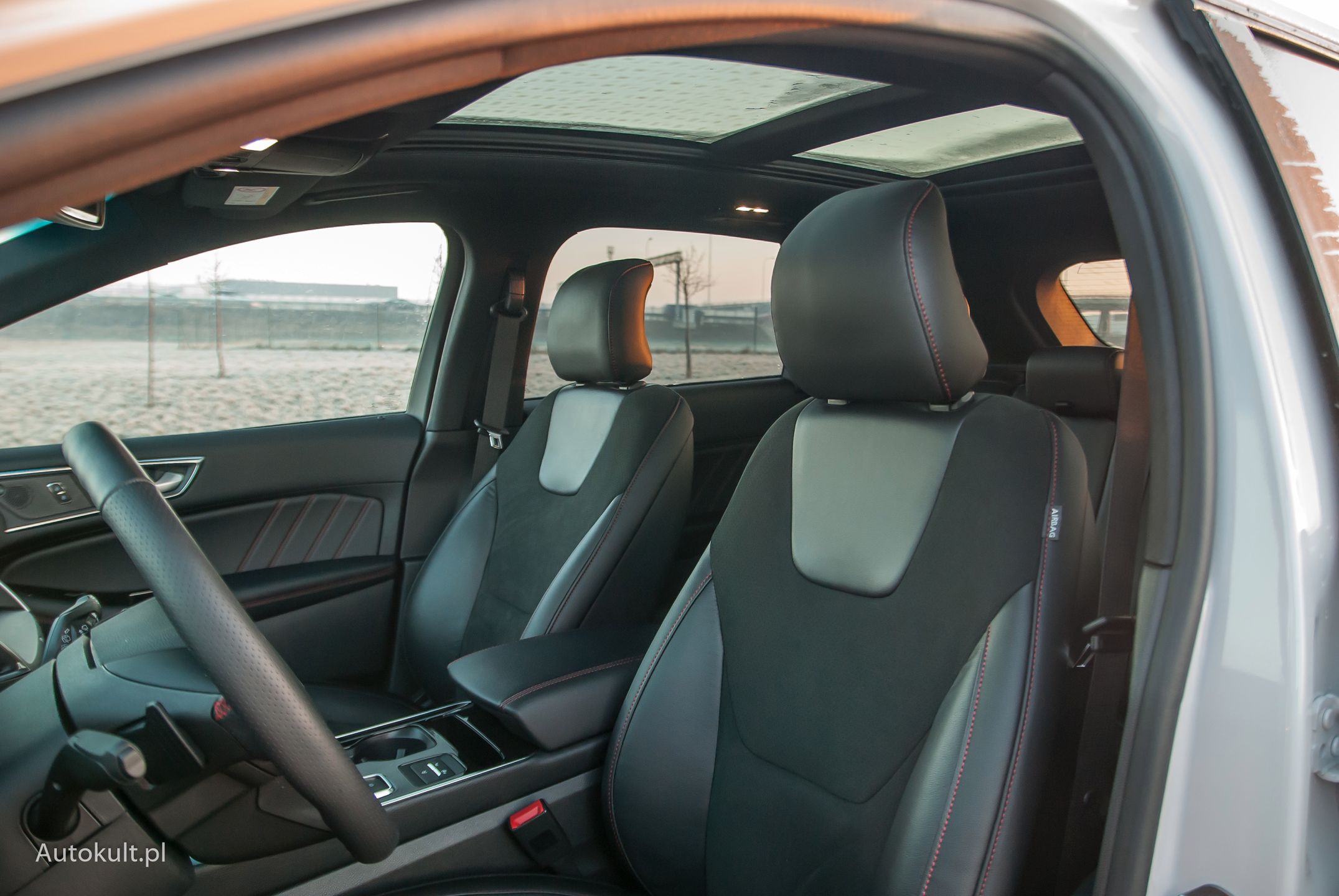 Ford Edge po liftingu - siedzenia.