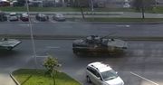 Kolumna czołgów jedzie w kierunku centrum Mińska. Protesty w stolicy Białorusi w dniu urodzin Łukaszenki