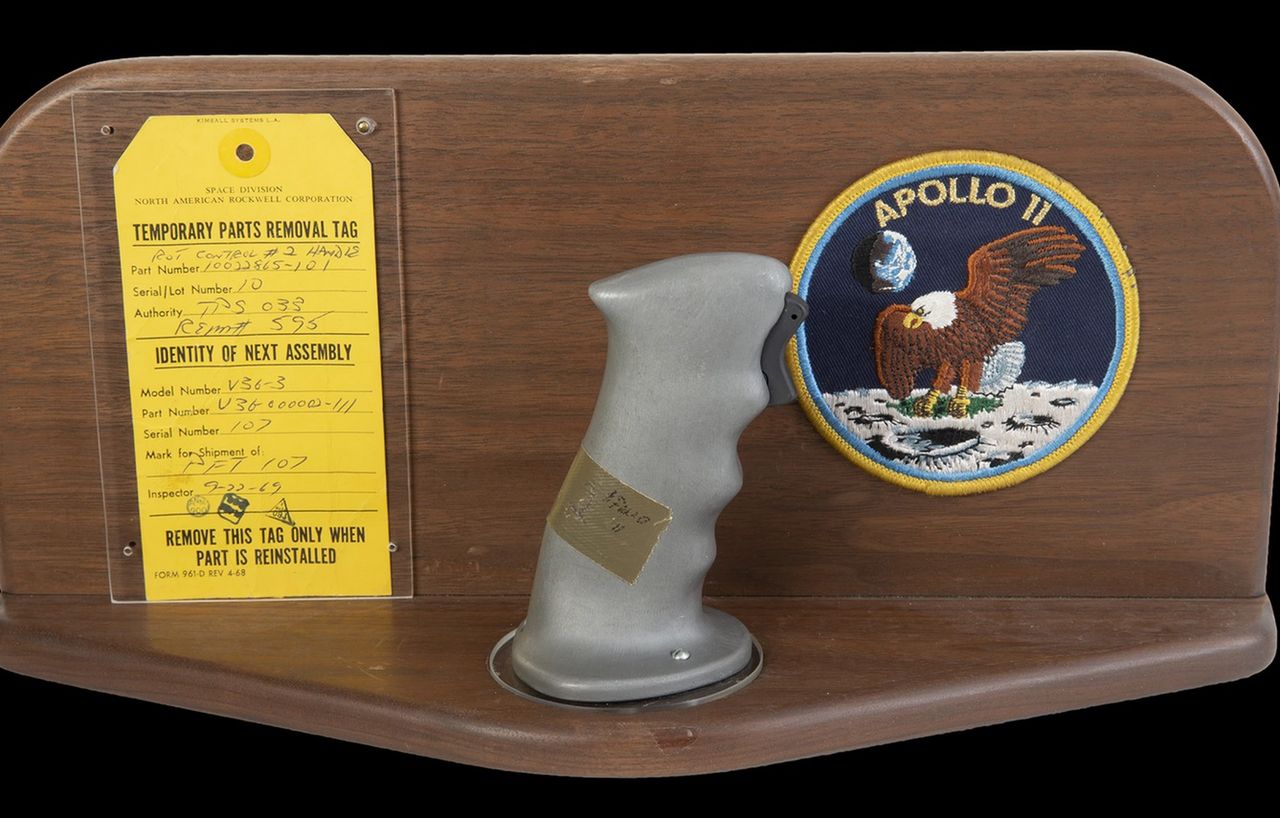 370 tys. dolarów za drążek sterowniczy. Pamiątki z misji Apollo 11 osiągają rekordowe ceny - Drążek sterowniczy Neila Armstronga z misji Apollo 11