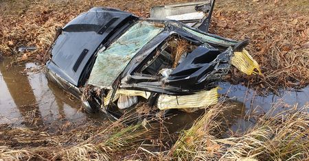 Wypadek. Mercedes rozpadł się na pół. Kierowca leżał 30 metrów od wraku