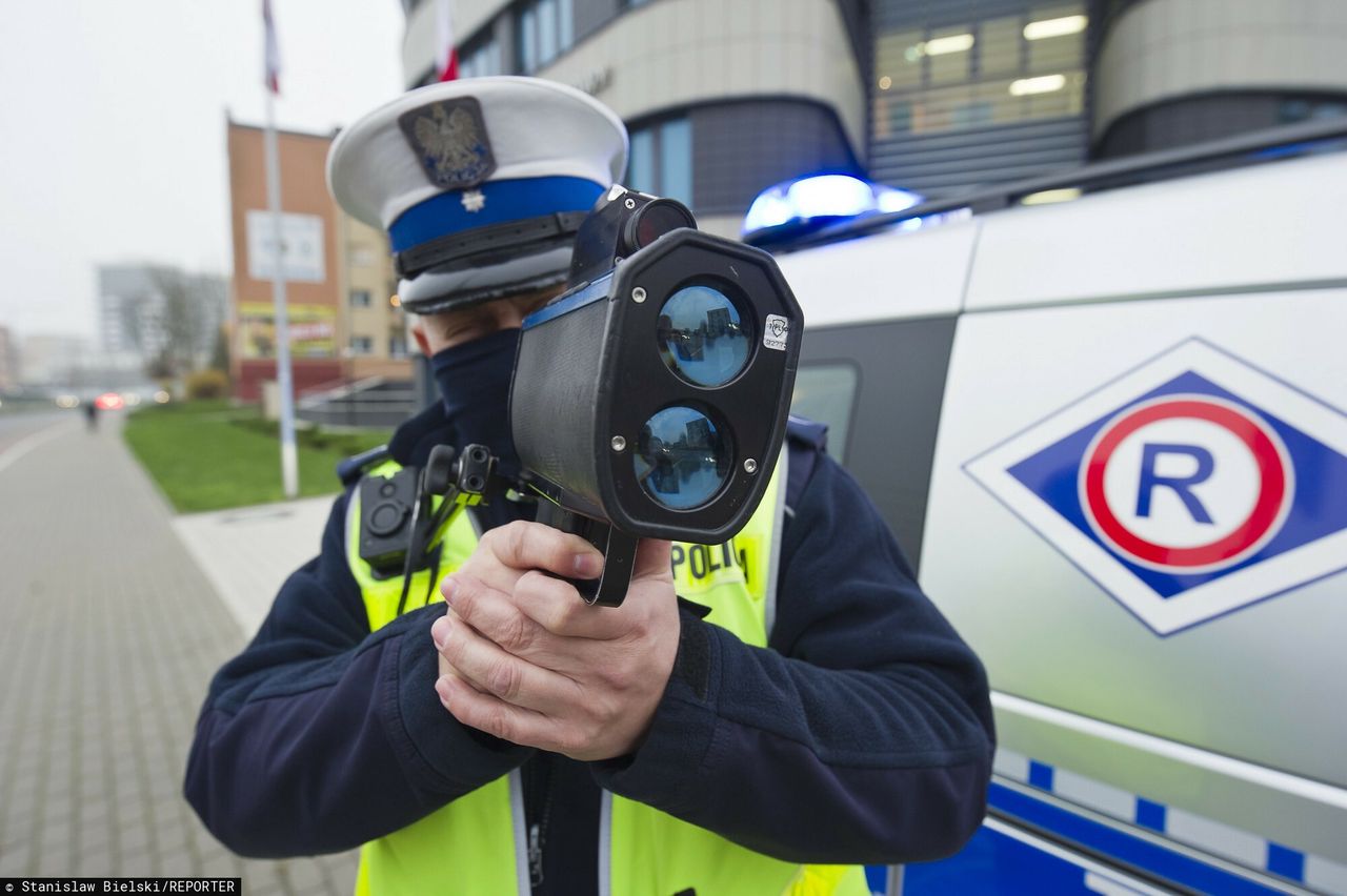 18-latek pędził prawie 130 km/h w terenie zabudowanym. Pożegnał się z prawkiem