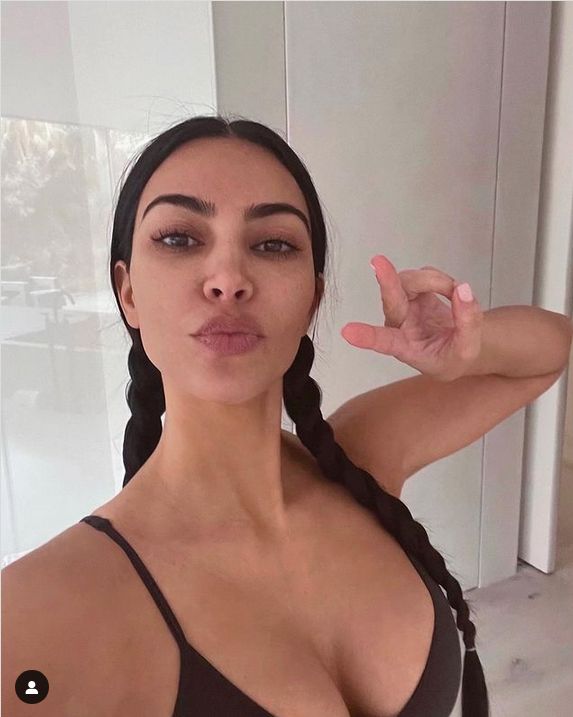 Kim Kardashian świeci pośladkami na okładce