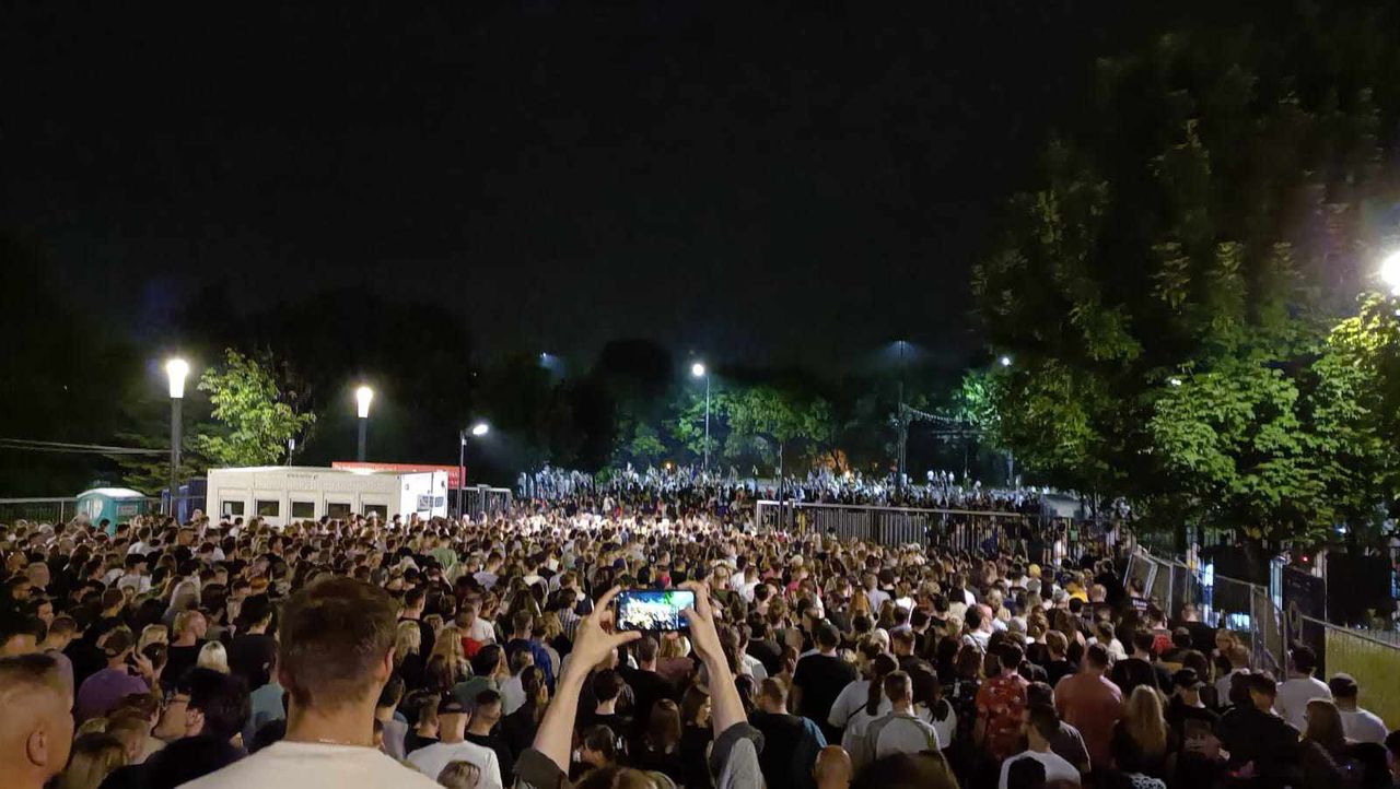 Tłumy po jednym z koncertów na stadionie 