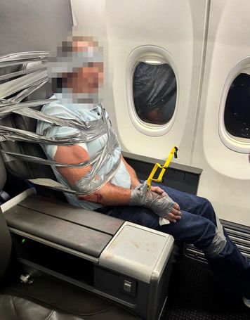 Lot American Airlines przerwany. 67-latek przyklejony taśmą do fotela