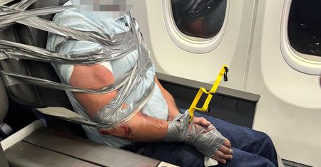 Lot American Airlines przerwany. 67-latek przyklejony taśmą do fotela