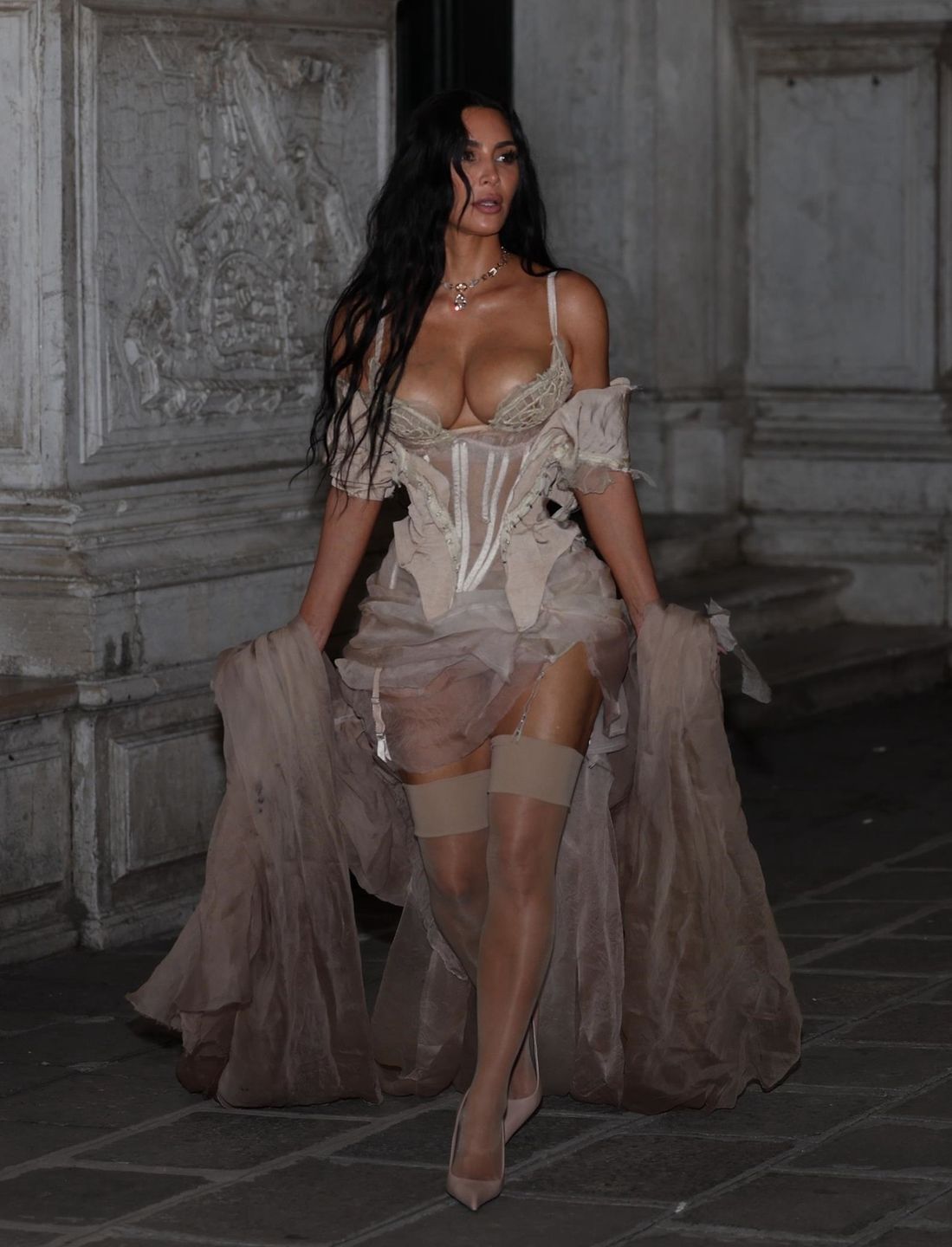 Kim Kardashian maszeruje na afterparty u Bezosa i Sanchez