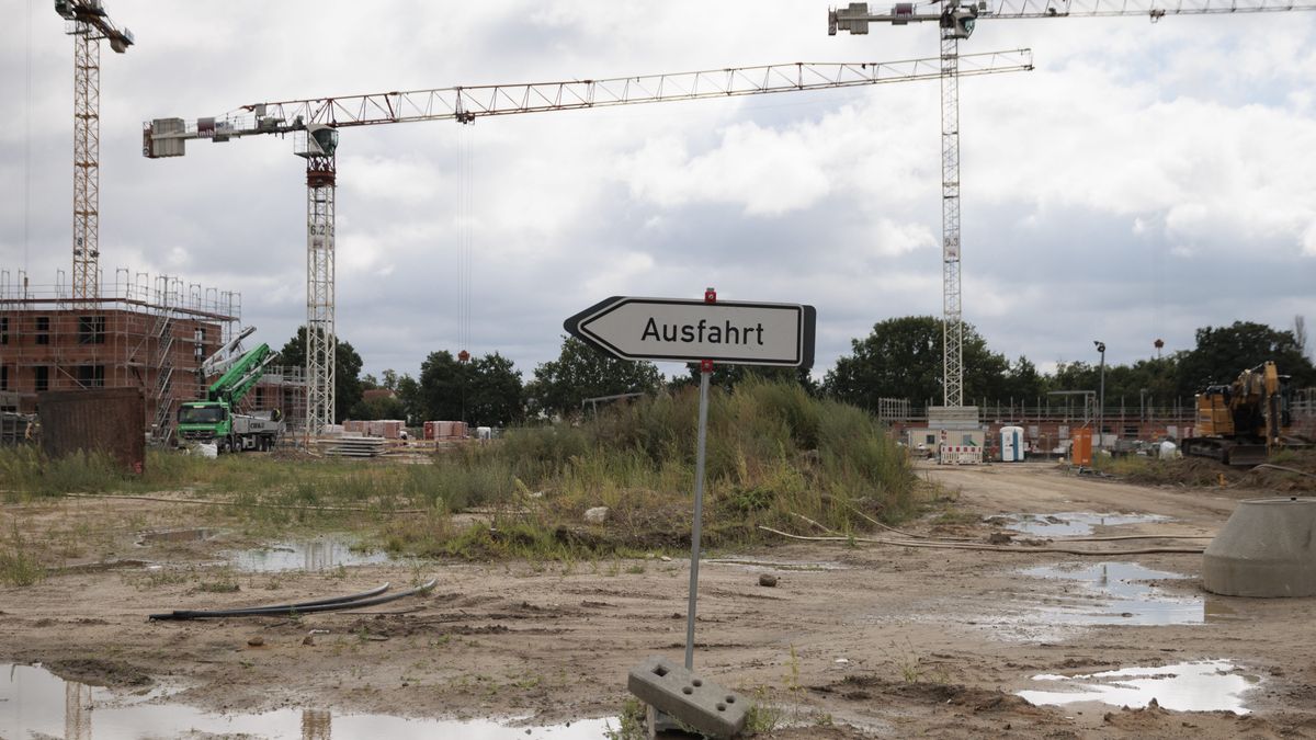 BERLIN, GERMANY - SEPTEMBER 13: Construction site of a public housing project run by STADT UND LAND, one of several real estate companies owned by the city, during a tour of residential construction sites on September 13, 2013 in Berlin, Germany. Berlin, whose population has grown dramatically in the last decade, is experiencing a housing shortage and skyrocketing residential property prices. City authorities are under pressure to push ahead with the construction of publicly financed, affordable housing. (Photo by Carsten Koall/Getty Images)