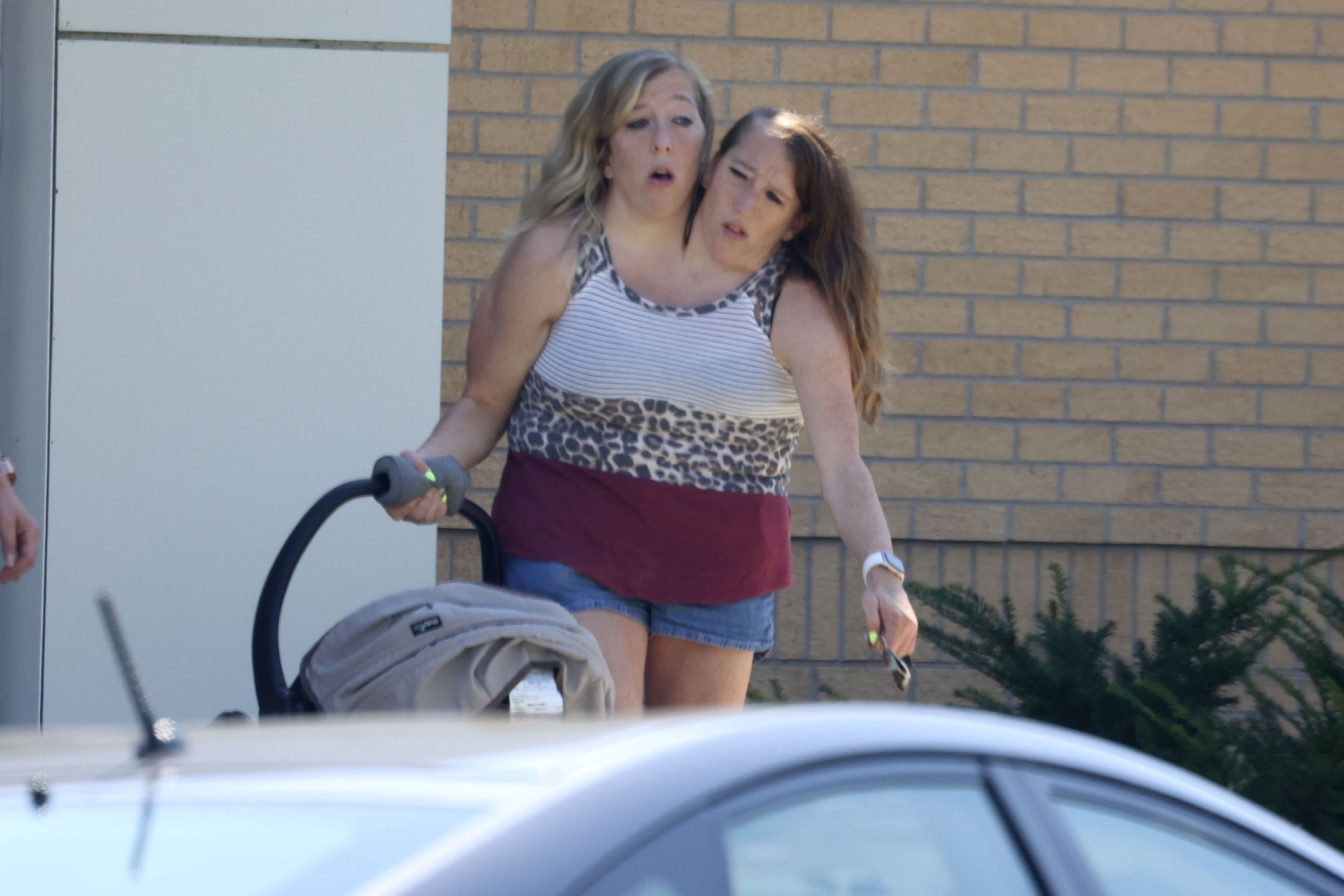 Siostry syjamskie Abby i Brittany Hensel ze swoim dzieckiem