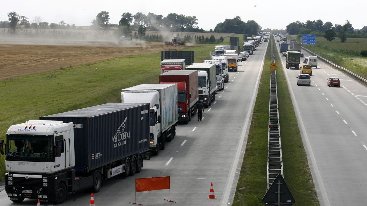 wypadek
Pietrzykowice, 30.07.2009.
Zablokowana autostrada. Usuwanie skutk�w wypadku do jakiego dosz�o 30 bm.  na autostradzie A-4 (Wroc�aw - Legnica). Zderzy�y si� dwie ci�ar�wki, jedna z nich  przewr�ci�a si� na jezdni� i zablokowa�a dwa pasy autostrady. Policja wytyczy�a objazdy. Nie wiadomo jak d�ugo potrwaj� utrudnienia w ruchu. (ah/cat)
PAP/Adam Hawa�ej
Adam Hawa�ej
wypadek, autostrada, A-4, tir, ci�ar�wka, samoch�d, cie�arowy, zderzenie, drogowy, samochodowy, korek, tiry, utrudnienia w ruchu
