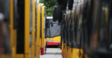 Warszawa. Ulica Ostroroga wyłączona z ruchu. Budują pętlę