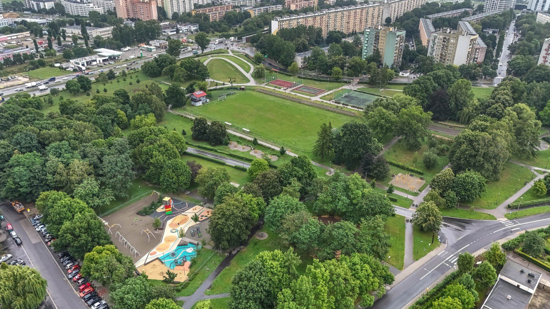 W Parku Krowoderskim w Krakowie, w 2025 roku, można grillować w wyznaczonych miejscach, posiadając własny grill, węgiel drzewny lub brykiet