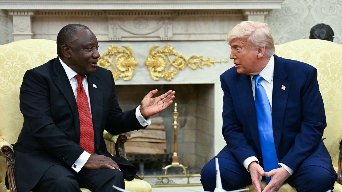 Spotkanie Donalda Trumpa z prezydentem RPA
US President Donald Trump meets with South African President Cyril Ramaphosa in the Oval Office of the White House in Washington, DC, on May 21, 2025. South African President Cyril Ramaphosa meets Donald Trump on Wednesday amid tensions over Washington's resettlement of white Afrikaners that the US president claims are the victims of "genocide." (Photo by Jim WATSON / AFP)
JIM WATSON