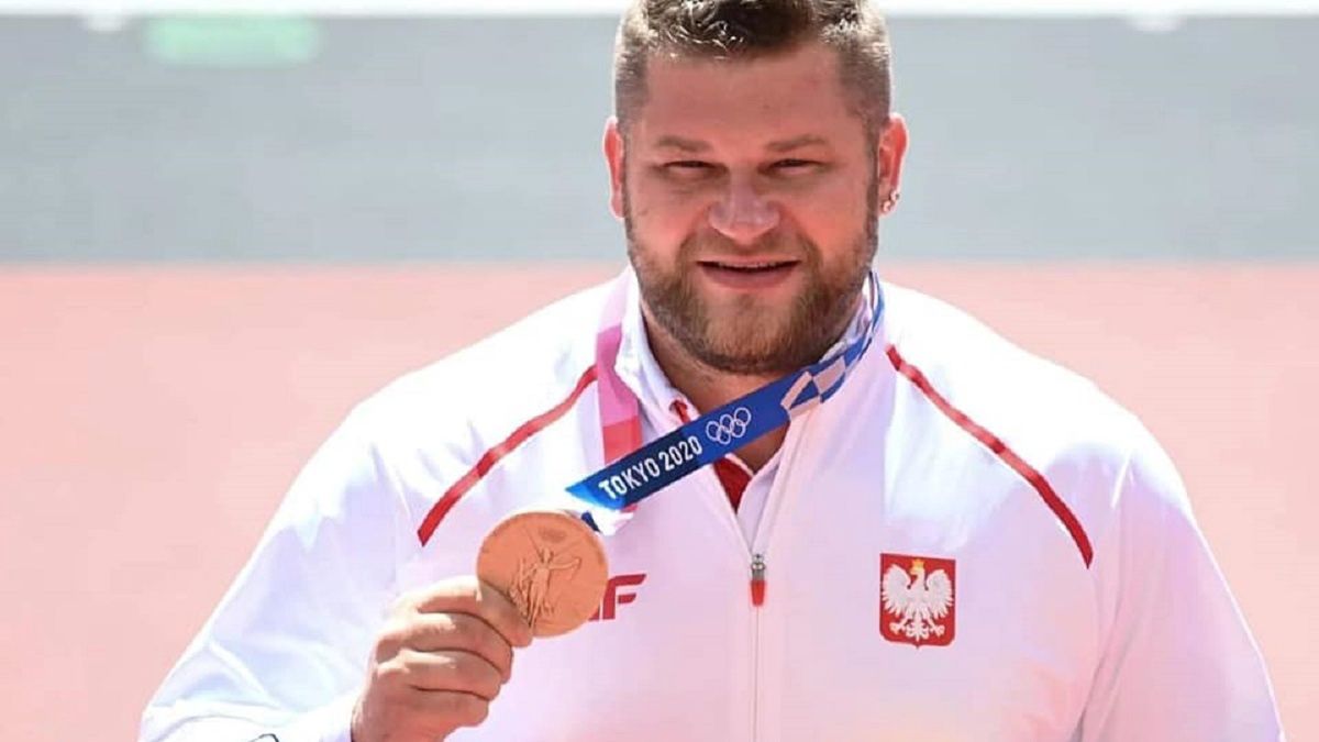 Paweł Fajdek z medalem olimpijskim (fot. Facebook)