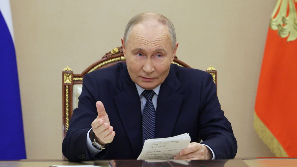 Russian President Vladimir Putin meets with Defense Ministry leadershipepa11735092 Russian President Vladimir Putin holds a meeting with the Defense Ministry leadership and representatives of the defense industry, in Moscow, Russia, 22 November 2024. Putin announced a successful test of the latest medium-range missile 'Oreshnik' on 21 November. Russia launched a combined strike on Ukraine's Yuzhmash defense plant in Dnipro with a ballistic missile in a non-nuclear hypersonic warhead, in response to Ukrainian strikes carried out with US and British weapons.  EPA/GAVRIIL GRIGOROV/SPUTNIK/KREMLIN POOL MANDATORY CREDIT Dostawca: PAP/EPA.GAVRIIL GRIGOROV/SPUTNIK/KREMLIN POOLmeeting, defence, president