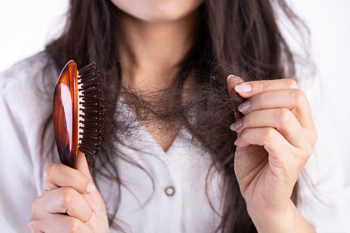 Przeziębienie włosów, choć mało się o nim mówi, jest częstą przypadłością, która może mieć poważne konsekwencje