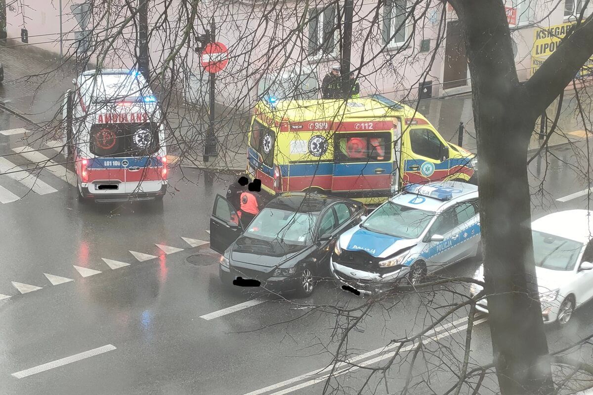 Zderzenie radiowozu z volvo na ul. Lipowej