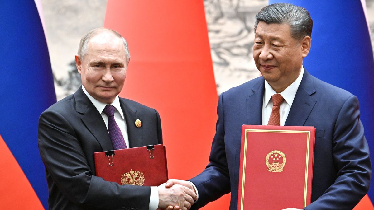 BEIJING, CHINA - MAY 16 : (----EDITORIAL USE ONLY - MANDATORY CREDIT - 'KREMLIN PRESS OFFICE / HANDOUT' - NO MARKETING NO ADVERTISING CAMPAIGNS - DISTRIBUTED AS A SERVICE TO CLIENTS----) Russian President Vladimir Putin (L) and his Chinese counterpart Xi Jinping (R) exchange documents during a signing ceremony following their talks in Beijing, China on May 16, 2024. Putin will pay a two-day official visit at the invitation of his Chinese counterpart. (Photo by Kremlin Press Office / Handout/Anadolu via Getty Images)